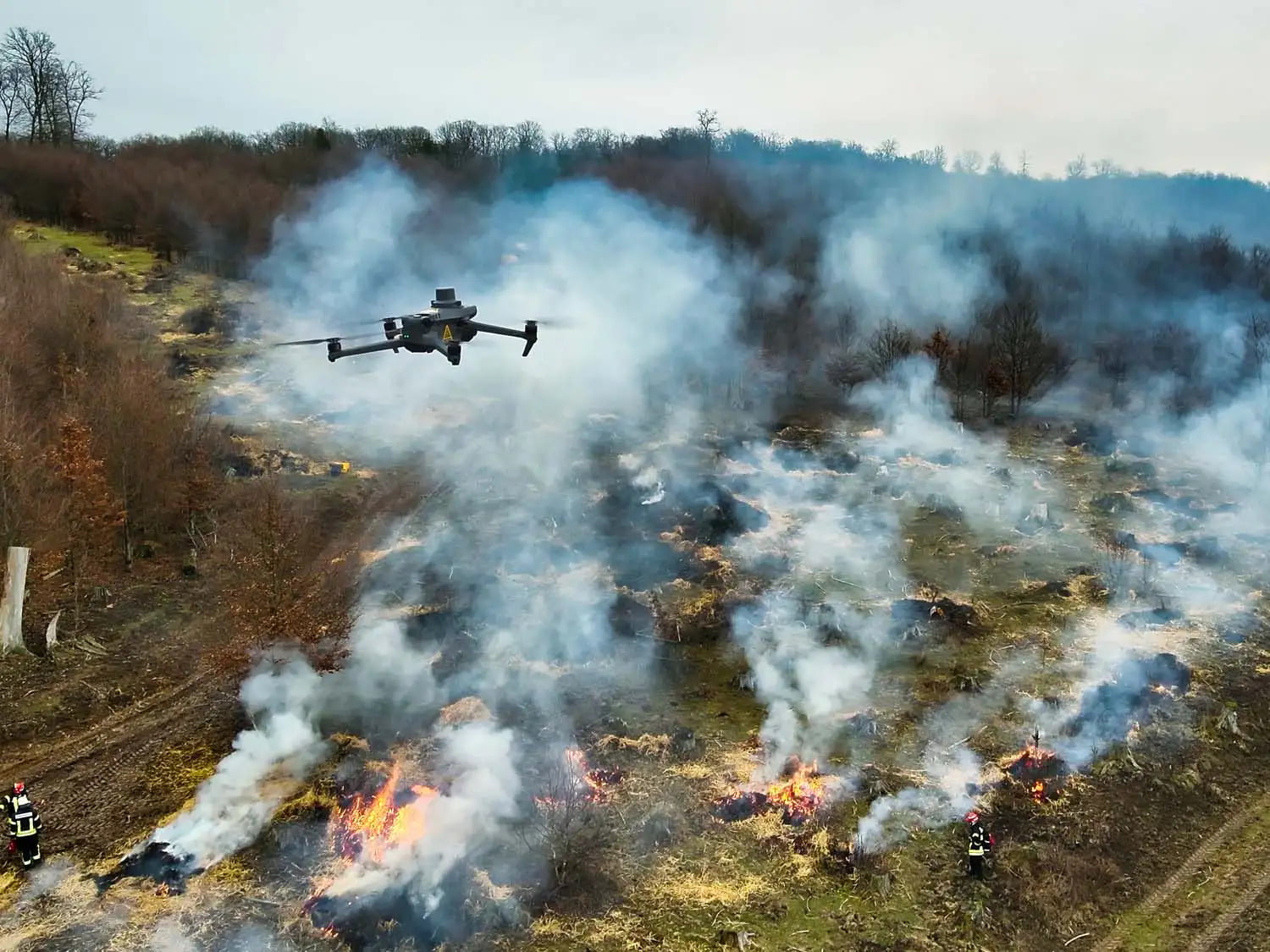 Die DJI Matrice 30T hilft, Brandherde zu erkennen und unterstützt bei effizienter Brandbekämpfung