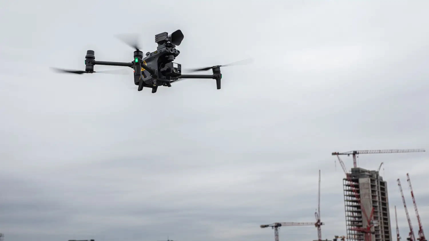 DJI Matrice 30T Drohne als Unterstützung beim Perimeterschutz von Werksgeländen