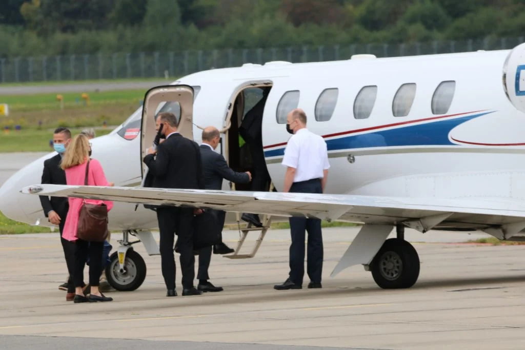 Bundeskanzler steigt in Flugzeug